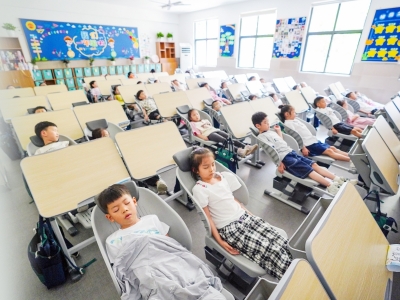 课桌椅变“躺睡神器”