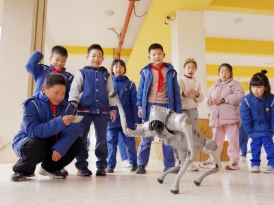 会蹦会卖萌！“春晚同款”进校园 