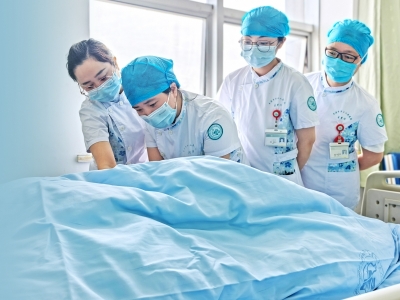 致敬生命的守“护”者