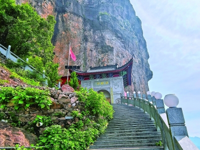 千峰顶上白龙洞 云住半间我半间