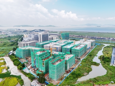 雨中塔吊挥臂 室内匠心雕琢 乐资富融科创产业园冲刺年底完工 重点项目建设跑出加速度
