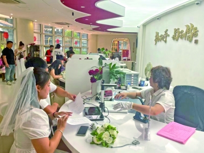 七夕佳节情意浓 乐清200多对新人登记结婚