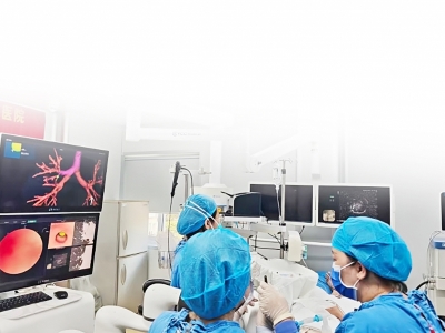 机器人导航 亚毫米级定位 专家远在杭州操控帮乐清患者实时活检