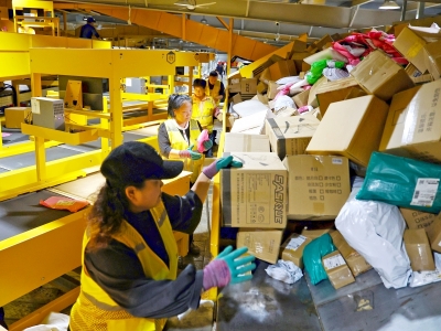 迎战“双十一” 快递收寄忙