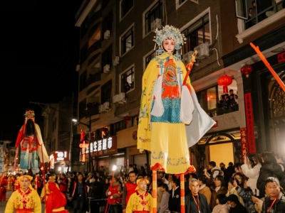 高跷绝技吸睛 南岳杏湾非遗民俗狂欢