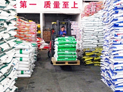 抢抓农时春潮涌