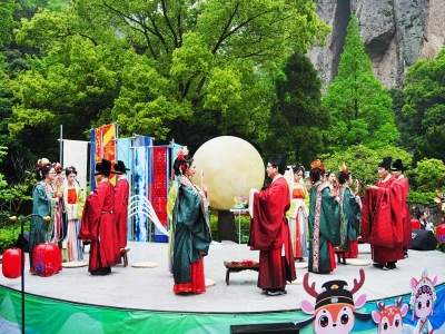 雁荡山举办宋韵集体婚礼