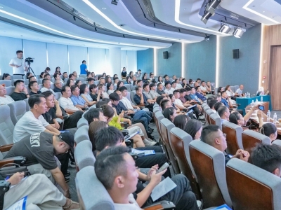 两代温商同台“追光” 乐清上演“青蓝接力”思政课