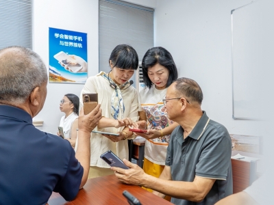 “AI通识课”成“香饽饽” 银发族争赶新潮流